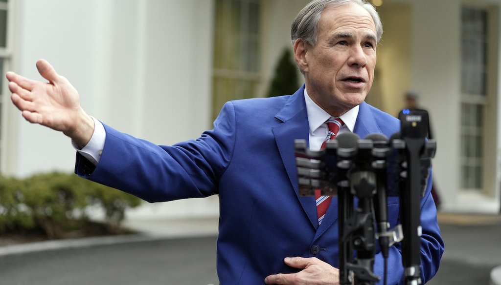 El gobernador de Texas, Greg Abbott, habla con periodistas frente al Ala Oeste de la Casa Blanca, el 5 de febrero de 2025, en Washington. (AP)